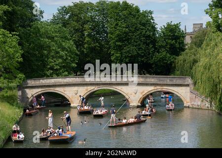 Die Leute genießen Punt-Touren entlang des Flusses Cam in Cambridge. Bilddatum: Samstag, 12. Juni 2021. Stockfoto