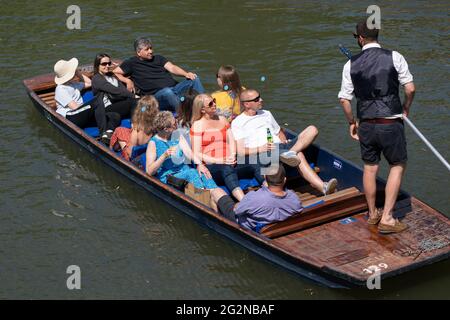 Die Leute genießen Punt-Touren entlang des Flusses Cam in Cambridge. Bilddatum: Samstag, 12. Juni 2021. Stockfoto