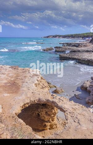 Typische Küste von Salento: Blick auf den Strand von Conca Specchiulla (Apulien, Italien): Er zeichnet sich durch kleine Sandbuchten und Dünen und felsige Küste aus. Stockfoto