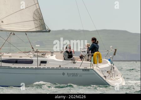 Schull, West Cork, Irland. Juni 2021. An einem Tag von blauem Himmel und strahlendem Sonnenschein hielt der Schull Harbour Sailing Club heute sein erstes Rennen der Saison ab. Rund 10 Yachten traten an dem Rennen an, das in und um Schull mit den Booten rund um Long Island ausgetragen wurde. Quelle: AG News/Alamy Live News Stockfoto