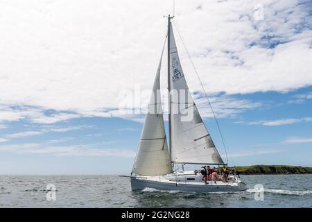 Schull, West Cork, Irland. Juni 2021. An einem Tag von blauem Himmel und strahlendem Sonnenschein hielt der Schull Harbour Sailing Club heute sein erstes Rennen der Saison ab. Rund 10 Yachten traten an dem Rennen an, das in und um Schull mit den Booten rund um Long Island ausgetragen wurde. Quelle: AG News/Alamy Live News Stockfoto