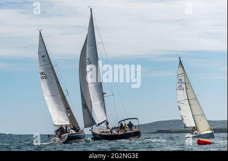 Schull, West Cork, Irland. Juni 2021. An einem Tag von blauem Himmel und strahlendem Sonnenschein hielt der Schull Harbour Sailing Club heute sein erstes Rennen der Saison ab. Rund 10 Yachten traten an dem Rennen an, das in und um Schull mit den Booten rund um Long Island ausgetragen wurde. Quelle: AG News/Alamy Live News Stockfoto