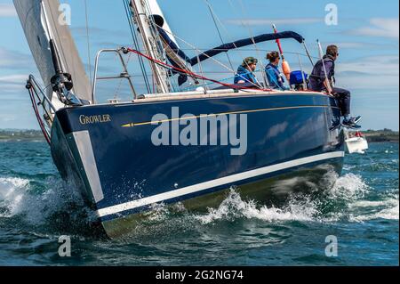Schull, West Cork, Irland. Juni 2021. An einem Tag von blauem Himmel und strahlendem Sonnenschein hielt der Schull Harbour Sailing Club heute sein erstes Rennen der Saison ab. Rund 10 Yachten traten an dem Rennen an, das in und um Schull mit den Booten rund um Long Island ausgetragen wurde. Quelle: AG News/Alamy Live News Stockfoto