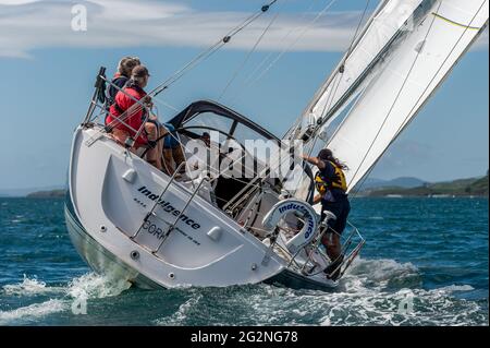 Schull, West Cork, Irland. Juni 2021. An einem Tag von blauem Himmel und strahlendem Sonnenschein hielt der Schull Harbour Sailing Club heute sein erstes Rennen der Saison ab. Rund 10 Yachten traten an dem Rennen an, das in und um Schull mit den Booten rund um Long Island ausgetragen wurde. Quelle: AG News/Alamy Live News Stockfoto
