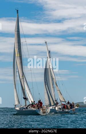 Schull, West Cork, Irland. Juni 2021. An einem Tag von blauem Himmel und strahlendem Sonnenschein hielt der Schull Harbour Sailing Club heute sein erstes Rennen der Saison ab. Rund 10 Yachten traten an dem Rennen an, das in und um Schull mit den Booten rund um Long Island ausgetragen wurde. Quelle: AG News/Alamy Live News Stockfoto