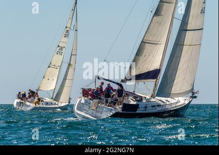 Schull, West Cork, Irland. Juni 2021. An einem Tag von blauem Himmel und strahlendem Sonnenschein hielt der Schull Harbour Sailing Club heute sein erstes Rennen der Saison ab. Rund 10 Yachten traten an dem Rennen an, das in und um Schull mit den Booten rund um Long Island ausgetragen wurde. Quelle: AG News/Alamy Live News Stockfoto