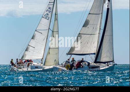 Schull, West Cork, Irland. Juni 2021. An einem Tag von blauem Himmel und strahlendem Sonnenschein hielt der Schull Harbour Sailing Club heute sein erstes Rennen der Saison ab. Rund 10 Yachten traten an dem Rennen an, das in und um Schull mit den Booten rund um Long Island ausgetragen wurde. Quelle: AG News/Alamy Live News Stockfoto