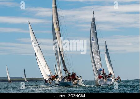Schull, West Cork, Irland. Juni 2021. An einem Tag von blauem Himmel und strahlendem Sonnenschein hielt der Schull Harbour Sailing Club heute sein erstes Rennen der Saison ab. Rund 10 Yachten traten an dem Rennen an, das in und um Schull mit den Booten rund um Long Island ausgetragen wurde. Quelle: AG News/Alamy Live News Stockfoto