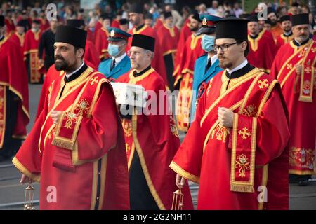 Belgrad, Serbien - 10. Juni 2021: Serbisch-orthodoxe Priester und bewaffnete Soldaten nehmen an einer religiösen Prozession Teil, um Belgrads Pat zu feiern Stockfoto