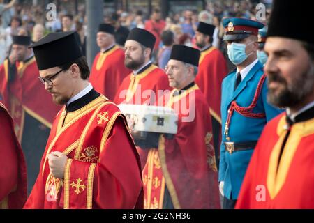 Belgrad, Serbien - 10. Juni 2021: Serbisch-orthodoxe Priester und bewaffnete Soldaten nehmen an einer religiösen Prozession Teil, um Belgrads Pat zu feiern Stockfoto