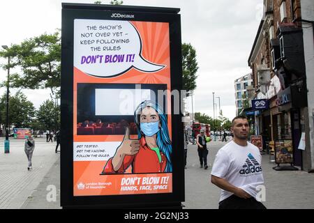 Hounslow, Großbritannien. Juni 2021. Eine öffentliche Informationsanzeige des Londoner Stadtbezirks Hounslow Covid-19 fordert die Bewohner dazu auf, angesichts der zunehmenden Besorgnis über die Ausbreitung der Delta-Variante den Sicherheitsleitskungen zu folgen. Hounslow wurde als Hotspot für die erstmals in Indien identifizierte Delta-Variante identifiziert und sowohl Surge-Tests als auch verstärkte Impfungen wurden als Gegenmaßnahmen eingeführt. Kredit: Mark Kerrison/Alamy Live Nachrichten Stockfoto