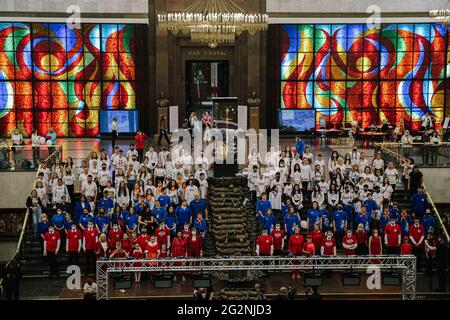 Moskau, Russland. Juni 2021. Menschen, die die dreifarbigen T-Shirts tragen, singen die Russische Hymne zur Feier des Russland-Tages im Victory Museum in Moskau, Russland, am 12. Juni 2021. Der Russlandtag markiert das Datum, an dem der erste Kongress der Volksdeputierten der Russischen Föderation 1990 die Erklärung der nationalen Souveränität Russlands verabschiedete. Quelle: Evgeny Sinitsyn/Xinhua/Alamy Live News Stockfoto