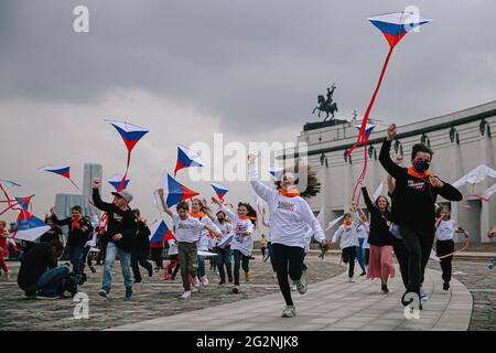 Moskau, Russland. Juni 2021. Die Kinder laufen mit Drachen in den Farben der russischen Flagge, um am 12. Juni 2021 in Moskau, Russland, den Russlandtag zu feiern. Der Russlandtag markiert das Datum, an dem der erste Kongress der Volksdeputierten der Russischen Föderation 1990 die Erklärung der nationalen Souveränität Russlands verabschiedete. Quelle: Evgeny Sinitsyn/Xinhua/Alamy Live News Stockfoto