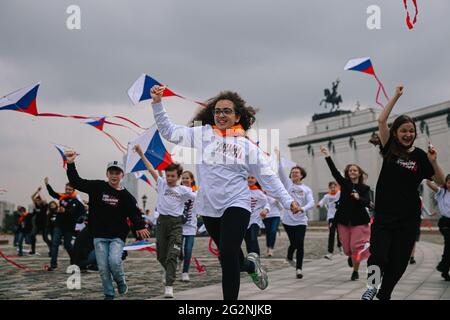 Moskau, Russland. Juni 2021. Die Kinder laufen mit Drachen in den Farben der russischen Flagge, um am 12. Juni 2021 in Moskau, Russland, den Russlandtag zu feiern. Der Russlandtag markiert das Datum, an dem der erste Kongress der Volksdeputierten der Russischen Föderation 1990 die Erklärung der nationalen Souveränität Russlands verabschiedete. Quelle: Evgeny Sinitsyn/Xinhua/Alamy Live News Stockfoto