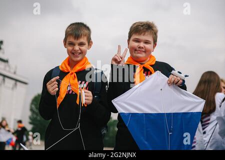 Moskau, Russland. Juni 2021. Junge Jungen posieren für Fotos mit Drachen während des Russland-Tages in Moskau, Russland, am 12. Juni 2021. Der Russlandtag markiert das Datum, an dem der erste Kongress der Volksdeputierten der Russischen Föderation 1990 die Erklärung der nationalen Souveränität Russlands verabschiedete. Quelle: Evgeny Sinitsyn/Xinhua/Alamy Live News Stockfoto