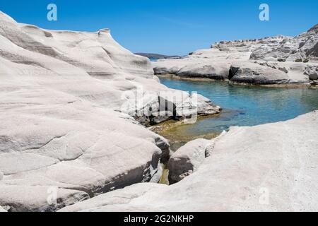 Sarakiniko Strand auf der Insel Milos, Kykladen Griechenland. Vulkanisch-weiße Felsformationen, türkisblaues Meer und Mondlandschaft. Urlaub im Sommer Stockfoto