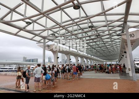 Hongkong, Chinas Hongkong. Juni 2021. Touristen warten auf eine Fähre am Central Ferry Pier, im südchinesischen Hongkong, am 12. Juni 2021. Die Menschen in Hongkong haben begonnen, das Drachenboot-Festival zu feiern, das dieses Jahr am 14. Juni stattfindet. DAZU: Feature: Die Menschen in Hongkong freuen sich auf langfristige Stabilität und Wohlstand in festlicher Stimmung. Quelle: Wu Xiaochu/Xinhua/Alamy Live News Stockfoto