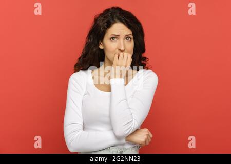 Besorgt junge Frau in Stress Angst beißen Nägel in Schwierigkeiten geraten, Problem Angst an Lösung denken Stockfoto