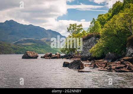 Ein bewölktes, sommerliches HDR-Bild mit 3 Aufnahmen oder Loch Maree vom nordwestlichen Ende von Tollie Bay, Wester Ross, Schottland. 30 Mai 2014 Stockfoto