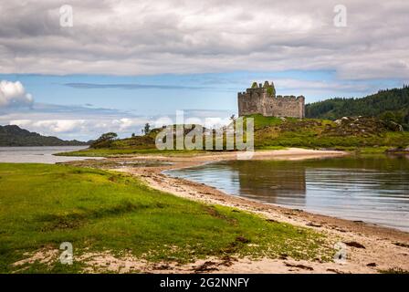 Ein Sommer-HDR-Bild von Tioram Castle, einer Festung aus dem 12. Jahrhundert von Clanranald, auf Eilean Tioram, Moidart, Schottland, aus dem Jahr 3. 06. Juni 2011 Stockfoto