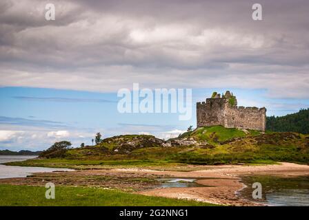 Ein Sommer-HDR-Bild von Tioram Castle, einer Festung aus dem 12. Jahrhundert von Clanranald, auf Eilean Tioram, Moidart, Schottland, aus dem Jahr 3. 06. Juni 2011 Stockfoto