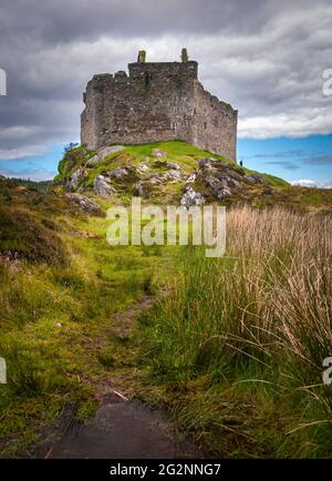 Ein Sommer-HDR-Bild von Tioram Castle, einer Festung aus dem 12. Jahrhundert von Clanranald, auf Eilean Tioram, Moidart, Schottland, aus dem Jahr 3. 06. Juni 2011 Stockfoto