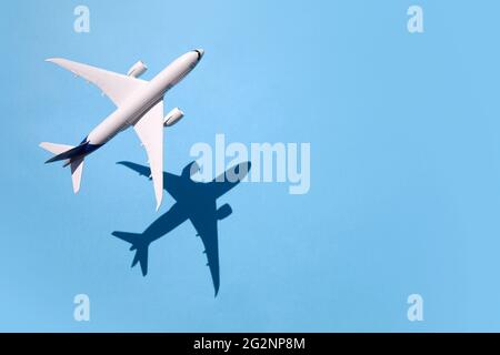 Modellflugzeug, Flugzeug auf himmelblauem Hintergrund mit tiefem Schatten Stockfoto