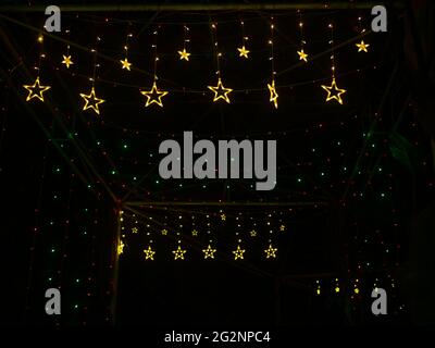 Die sehr glänzenden und schönen LED-Leuchten im Hotel für die Weihnachtsvorbereitungen dekoriert Stockfoto