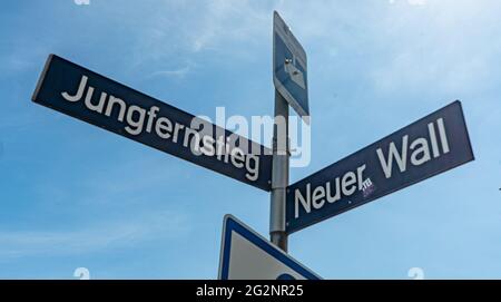 Straßenschild Neuer Wall in Hamburg - STADT HAMBURG, DEUTSCHLAND - 10. MAI 2021 Stockfoto