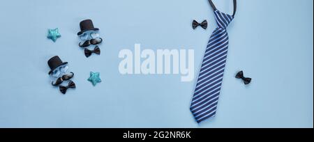 Abstrakter Hintergrund mit geometrischen Figuren aus Glas Prismen mit Lichtstreuung von Spektralfarben und komplexer Reflexion. Echtes Foto Stockfoto