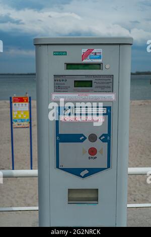 Strandbenutzergebühr Ticketautomat - STADT LÜBECK, DEUTSCHLAND - 10. MAI 2021 Stockfoto