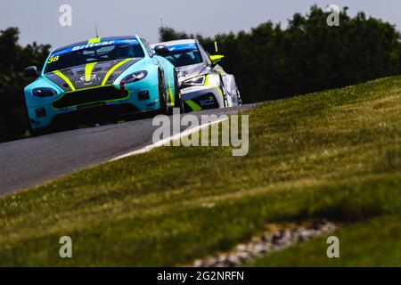 Oulton Park, Hes-Hire, Großbritannien. Juni 2021. Dale Albutt & Mark Albutt fahren den Triple M Automotive Aston Martin Vantage GT4 während des Britcar Endurance / Praga Category Championship Round 3 am 12. Juni 2021 in Oulton Park, Chesthire, England. Foto von Jurek Biegus. Nur zur redaktionellen Verwendung, Lizenz für kommerzielle Nutzung erforderlich. Quelle: Jurek Biegus/Alamy Live News Stockfoto