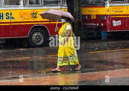 Kalkutta, Indien. Juni 2021. Eine Frau, die während starker Regenfälle während eines Coronavirus-Notfalls in Kalkutta auf der Straße unterwegs ist. (Foto von Sudipta das/Pacific Press) Quelle: Pacific Press Media Production Corp./Alamy Live News Stockfoto