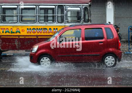 Kalkutta, Indien. Juni 2021. Bei starkem Regen fährt in Kalkutta ein Auto auf einer Straße. (Foto von Sudipta das/Pacific Press) Quelle: Pacific Press Media Production Corp./Alamy Live News Stockfoto