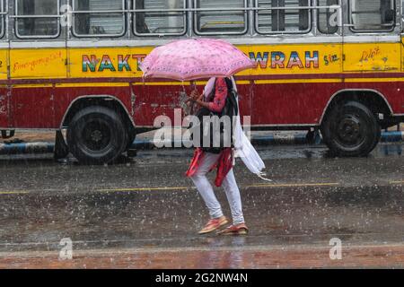 Kalkutta, Indien. Juni 2021. Eine Frau, die während starker Regenfälle während eines Coronavirus-Notfalls in Kalkutta auf der Straße unterwegs ist. (Foto von Sudipta das/Pacific Press) Quelle: Pacific Press Media Production Corp./Alamy Live News Stockfoto