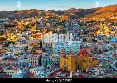 Stadtbild von Guanajuato bei Sonnenuntergang mit der Basilika unserer Lieben Frau von Guanajuato, Mexiko. Stockfoto