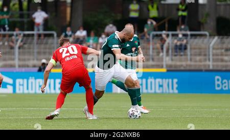 Schweinfurt, Deutschland. 12. Juni 2021. firo 06/12/2021 Fußball, Qualifikationsrunde der Regionalliga, 2020-2021, zur Beförderung in die 3. Liga, erste Etappe, 1. FC Schweinfurt 05 - TSV Havelse 0: 1 Bild: v. Links Tobias Foelster (TSV Havelse) und Adam Jabiri (FC Schweinfurt 05) Quelle: dpa/Alamy Live News Stockfoto