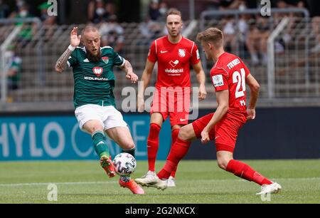 Schweinfurt, Deutschland. 12. Juni 2021. firo 06/12/2021 Fußball, Qualifikationsrunde der Regionalliga, 2020-2021, zur Beförderung in die 3. Liga, erste Etappe, 1. FC Schweinfurt 05 - TSV Havelse 0: 1 Bild: v. Links Daniel Adlung (FC Schweinfurt 05) und Noah Plume (TSV Havelse) Quelle: dpa/Alamy Live News Stockfoto