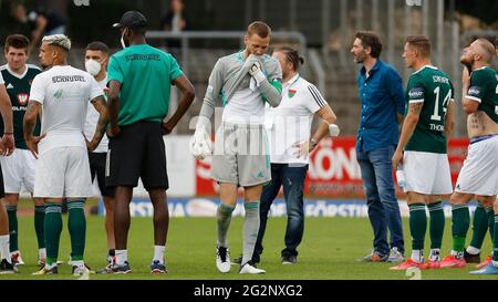 Schweinfurt, Deutschland. Juni 2021. 12.06.2021, Fußball, Qualifikationsrunde, 2020-2021, zur Beförderung in die 3. Liga, erste Etappe, 1. FC Schweinfurt 05 - TSV Havelse, GER, Schweinfurt, Willy-Sachs-Stadion Bild: v. linker Torwart Luis Zwick (FC Schweinfurt 05) Enttäuschung, niedergeschlagen, niedergeschlagen, frustriert, enttäuscht, Enttäuscht schauend, enttäuscht nach der Niederlage gegen, Wchweinfurt enttäuscht DFB-VORSCHRIFTEN VERBIETEN JEDE VERWENDUNG VON FOTOS ALS BILDSEQUENZEN UND/ODER QUASI-VIDEO. Kredit: dpa/Alamy Live Nachrichten Stockfoto