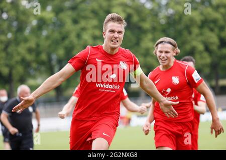 Schweinfurt, Deutschland. Juni 2021. 12.06.2021, Fußball, Qualifikationsrunde, 2020-2021, zur Beförderung in die 3. Liga, erste Etappe, 1. FC Schweinfurt 05 - TSV Havelse, GER, Schweinfurt, Willy-Sachs-Stadion Bild: v. Links goalschuetze Tobias Foelster, Fv? Lster (TSV Havelse) jubelt über sein Tor auf 1:0, Tor jubiliert, freut sich, glücklich, jubelt, JUBELN, JUBELN, JUBELN, EMOTIONEN DIE DFB-VORSCHRIFTEN VERBIETEN DIE VERWENDUNG VON FOTOS ALS BILDSEQUENZEN UND/ODER QUASI-VIDEO. Kredit: dpa/Alamy Live Nachrichten Stockfoto