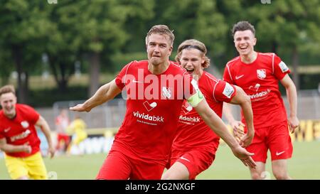 Schweinfurt, Deutschland. Juni 2021. 12.06.2021, Fußball, Qualifikationsrunde, 2020-2021, zur Beförderung in die 3. Liga, erste Etappe, 1. FC Schweinfurt 05 - TSV Havelse, GER, Schweinfurt, Willy-Sachs-Stadion Bild: v. Links goalschuetze Tobias Foelster, Fv? Lster (TSV Havelse) jubelte sein Tor zu 1:0, jubelte, jubelte, frohlockte, jubelte, JUBELN, JUBELN, JUBELN, EMOTIONEN DIE DFB-VORSCHRIFTEN VERBIETEN JEDE VERWENDUNG VON FOTOS ALS BILDSEQUENZEN UND/ODER QUASI-VIDEO . Kredit: dpa/Alamy Live Nachrichten Stockfoto