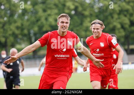 Schweinfurt, Deutschland. Juni 2021. 12.06.2021, Fußball, Qualifikationsrunde, 2020-2021, zur Beförderung in die 3. Liga, erste Etappe, 1. FC Schweinfurt 05 - TSV Havelse, GER, Schweinfurt, Willy-Sachs-Stadion Bild: v. Links goalschuetze Tobias Foelster, Fv? Lster (TSV Havelse) jubelt über sein Tor auf 1:0, Tor jubiliert, freut sich, glücklich, jubelt, JUBELN, JUBELN, JUBELN, EMOTIONEN DIE DFB-VORSCHRIFTEN VERBIETEN DIE VERWENDUNG VON FOTOS ALS BILDSEQUENZEN UND/ODER QUASI-VIDEO. Kredit: dpa/Alamy Live Nachrichten Stockfoto