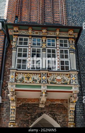 Schöne historische Gebäude in der Innenstadt von Lübeck - Rathaus - STADT LÜBECK, DEUTSCHLAND - 10. MAI 2021 Stockfoto