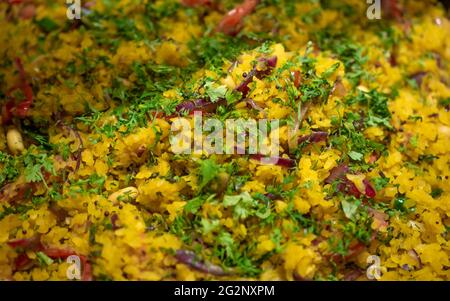 Indisches Frühstücksgericht Poha auch bekannt als Pohe oder Aalu Poha aus geschlagenem Reis oder abgeflachter Reis. Beliebte Maharashtrian Frühstück Rezept. Stockfoto