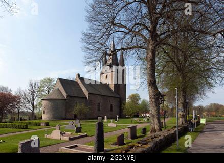 HUSABY, SCHWEDEN AM 13. MAI 2021. Nahaufnahme der Husaby Kirche und des Friedhofs. Strahlender Sonnenschein, Frühling. Redaktionelle Verwendung. Stockfoto