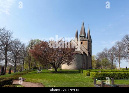 HUSABY, SCHWEDEN AM 13. MAI 2021. Nahaufnahme der Husaby Kirche und des Friedhofs. Strahlender Sonnenschein, Frühling. Redaktionelle Verwendung. Stockfoto
