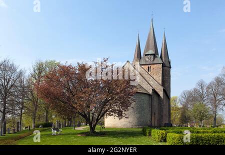 HUSABY, SCHWEDEN AM 13. MAI 2021. Nahaufnahme der Husaby Kirche und des Friedhofs. Strahlender Sonnenschein, Frühling. Redaktionelle Verwendung. Stockfoto