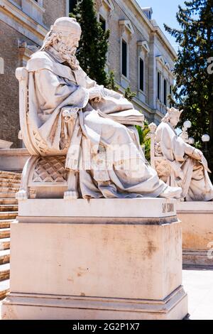 Statuen von Isidor von Sevilla (L) und Alfonso X der Weise (R) auf den Stufen der Hauptfassade der Bibliothek. Gebäude der Nationalbibliothek - Biblioteca Stockfoto