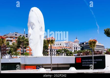 Die 12 Meter lange Skulptur von Jaume Plensa, genannt Julia, kam im Dezember 2018 auf die Plaza de Colón. Das Werk des berühmten Bildhauers, mit der Patenschaft von Stockfoto