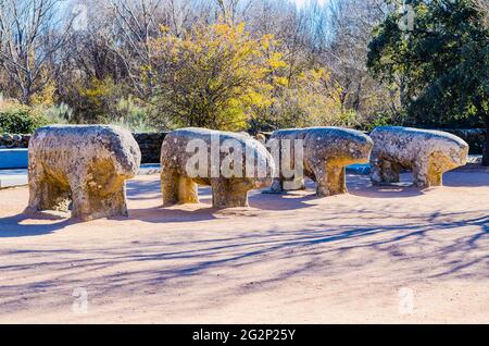 Die Bullen von Guisando, Toros de Guisando, sind eine Reihe von Skulpturen, die sich auf dem Hügel von Guisando in der Gemeinde El Tiemblo, Ávila, befinden. Die vier s Stockfoto